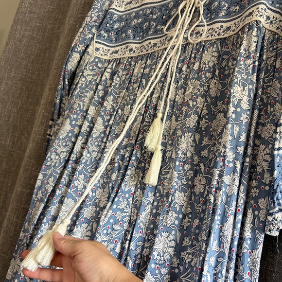 R. Vivimos Floral Blue & White Bohemian Dress - long sleeve, tie front - Large - Picture 6 of 15